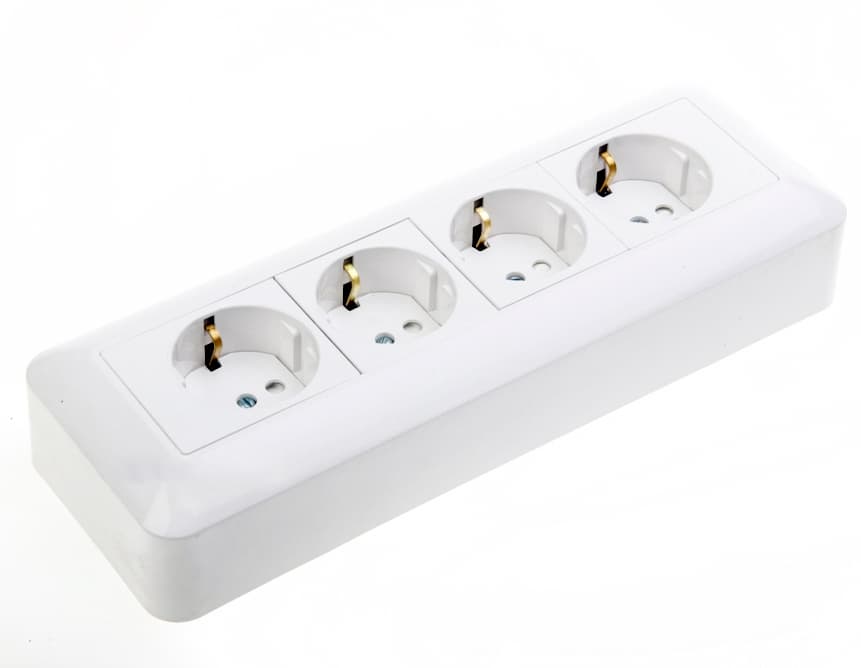 Розетка четверная с заземлением и защитными шторками Systeme Electric Blanca RA16-411M-B, цвет белый, защита от детей, четыре разъема с заземлением