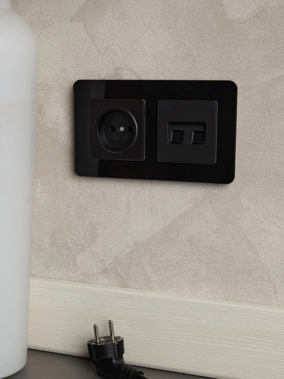 Розетка без заземления IEK BRITE BR-R10-10-K02 (черный), фото 4