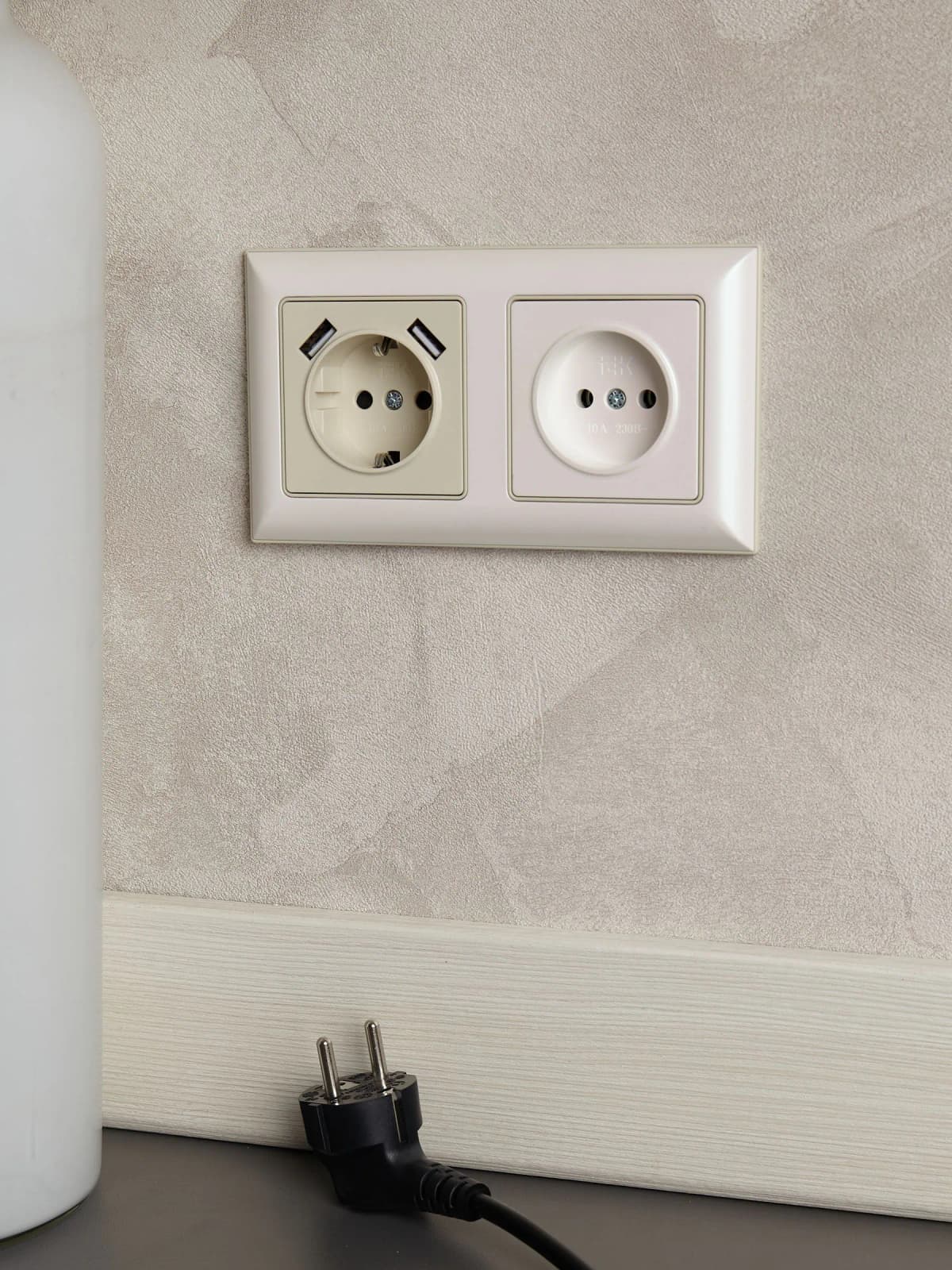 Розетка без заземления IEK BRITE BR-R10-10-K36 (жемчужный), фото 2