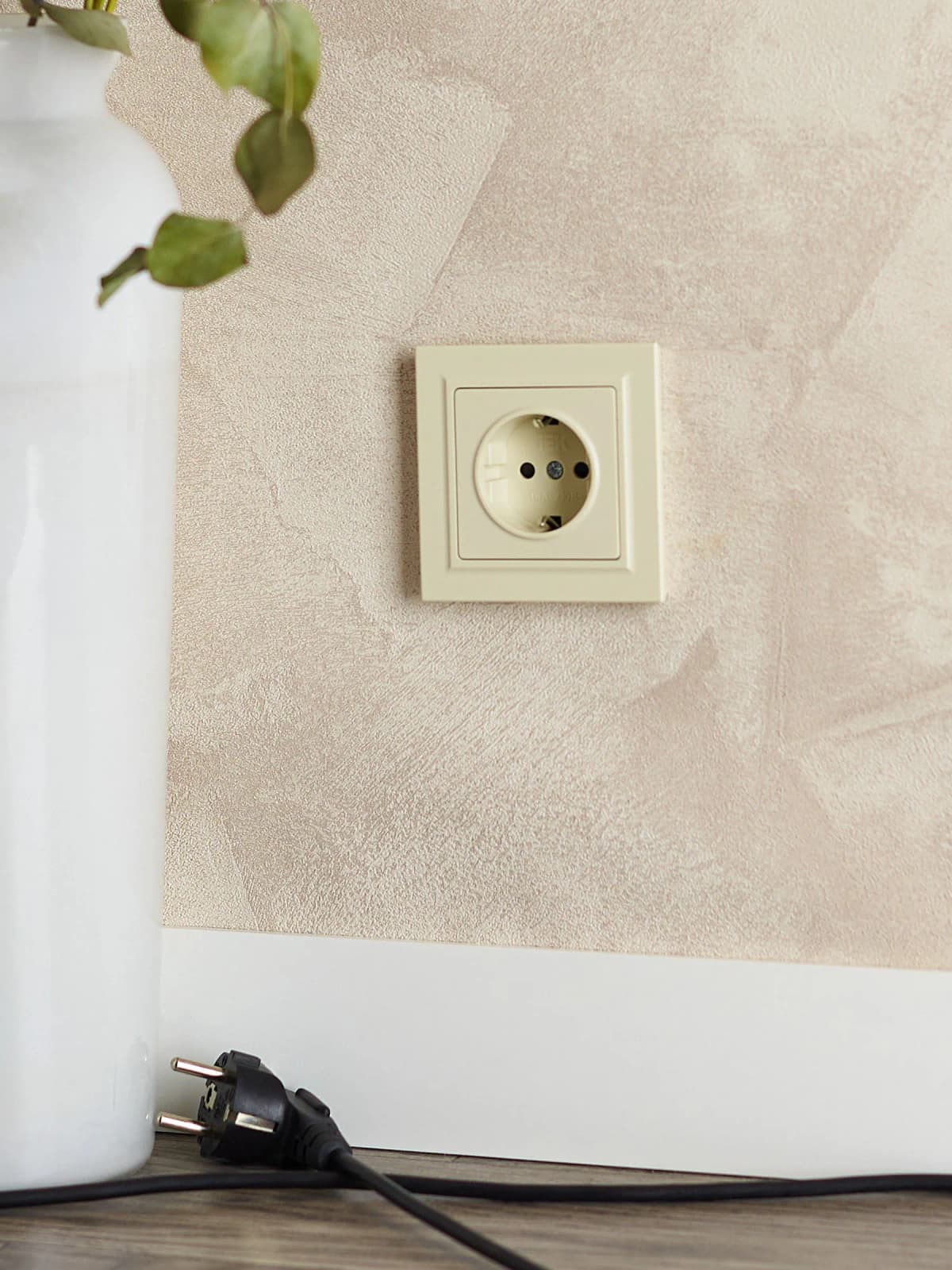 Розетка с заземлением и защитными шторками IEK BRITE BR-R14-16-K10 (бежевый), фото 4