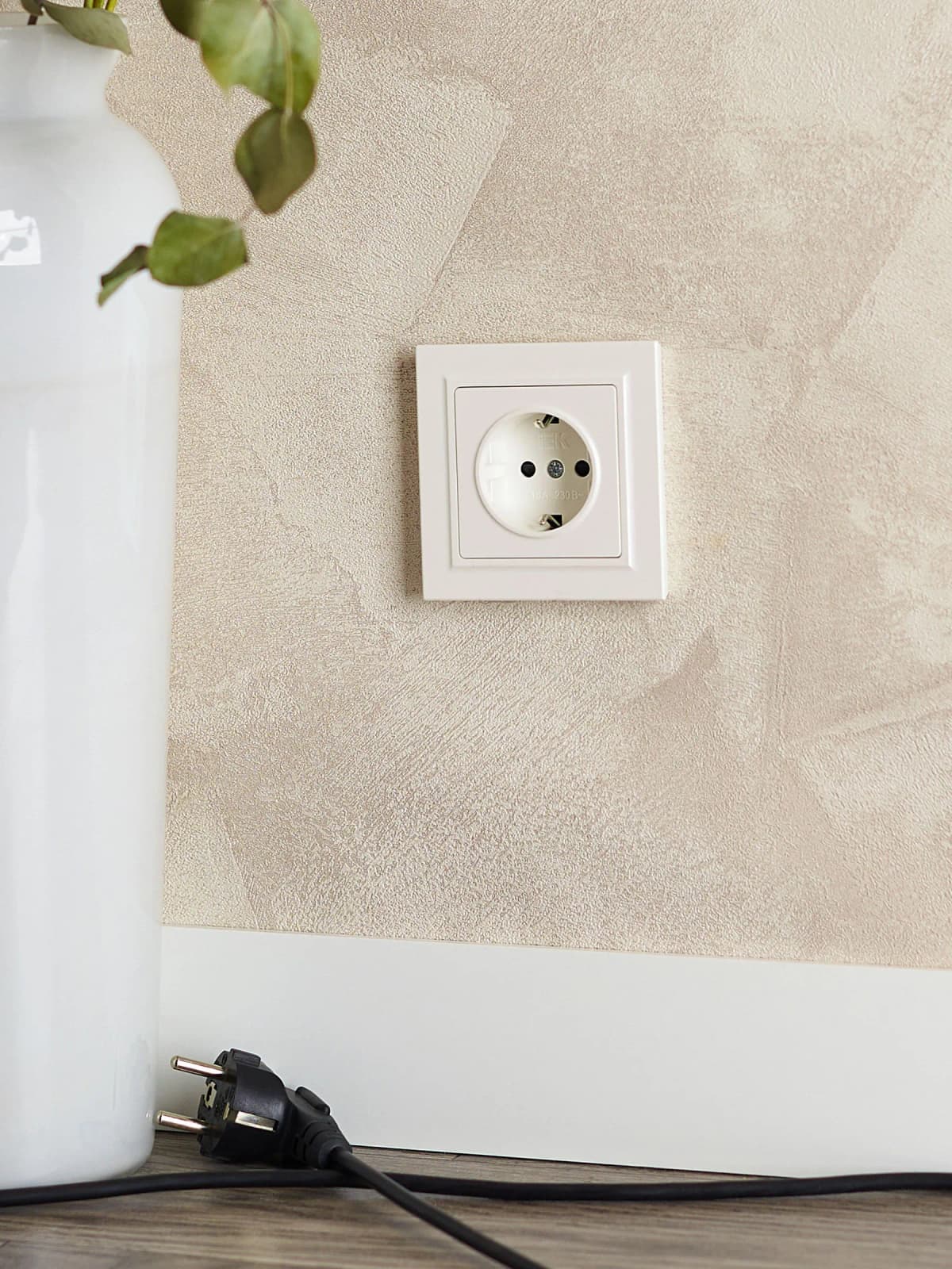 Розетка с заземлением и защитными шторками IEK BRITE BR-R14-16-K36 (жемчужный), фото 4
