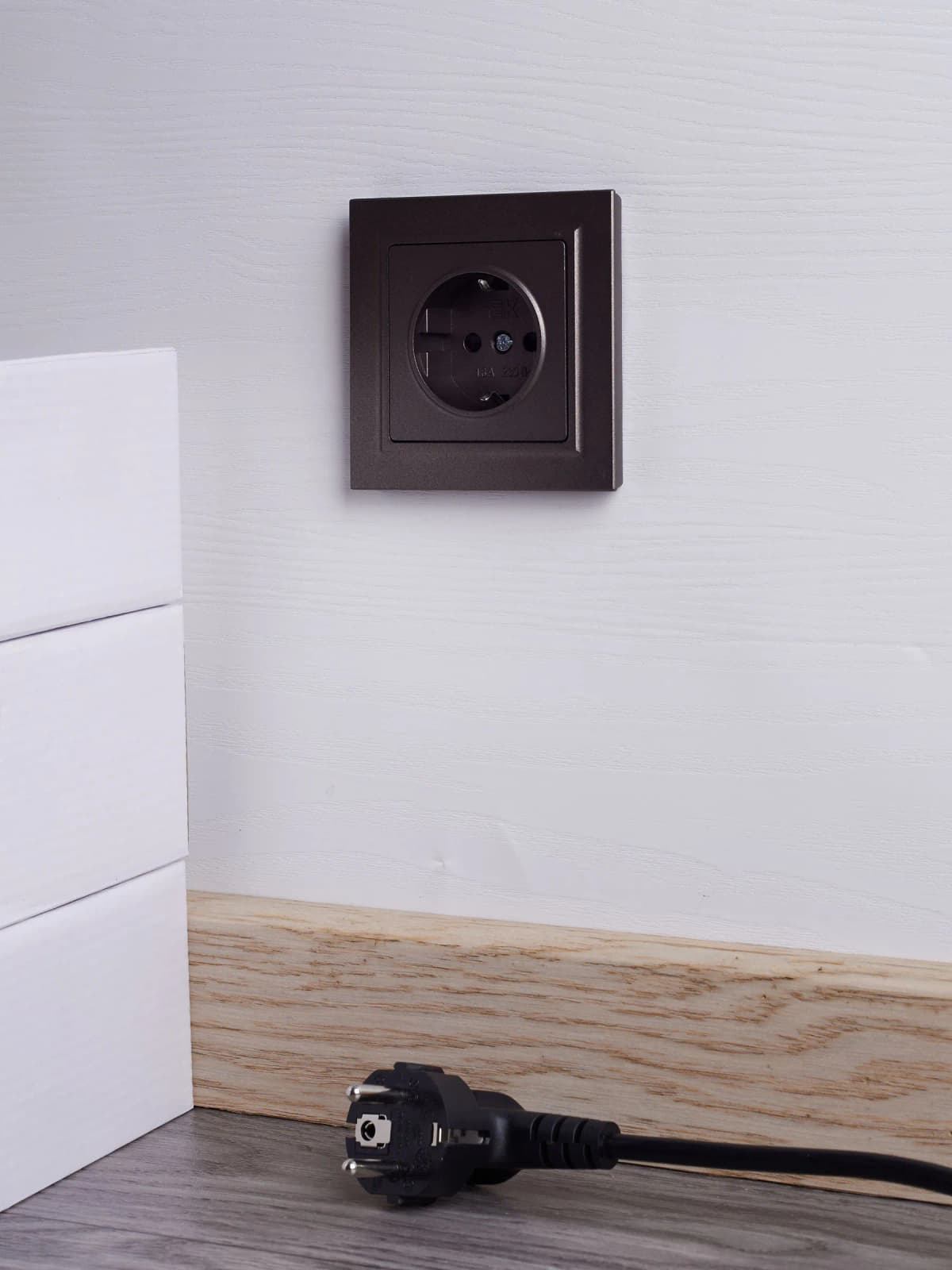 Розетка с заземлением и защитными шторками IEK BRITE BR-R14-16-K45-F (бронза), фото 4