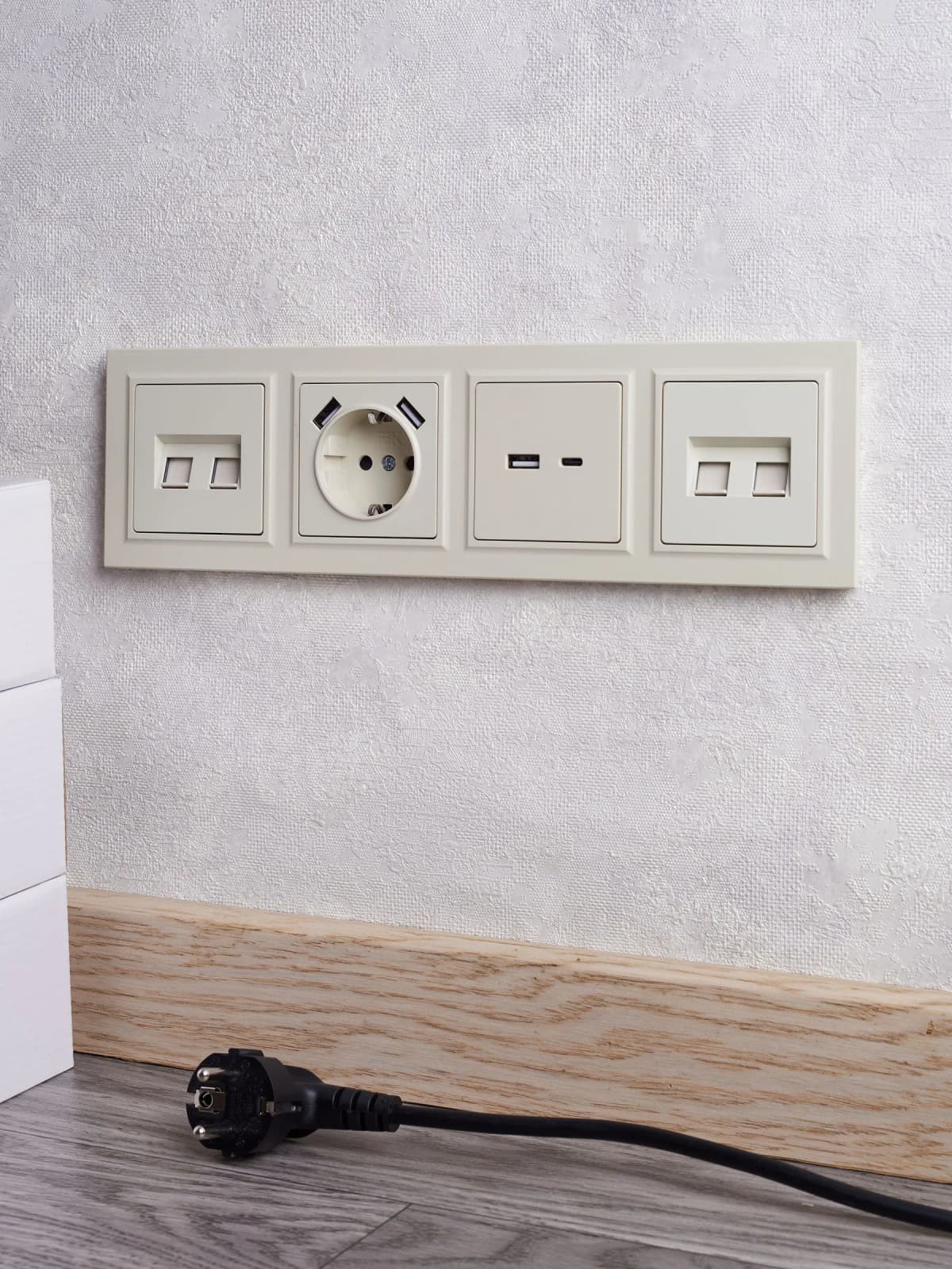 Розетка USB с заземлением и защитными шторками IEK BRITE BR-R14-16-U21-D21-K10 (бежевый), фото 4