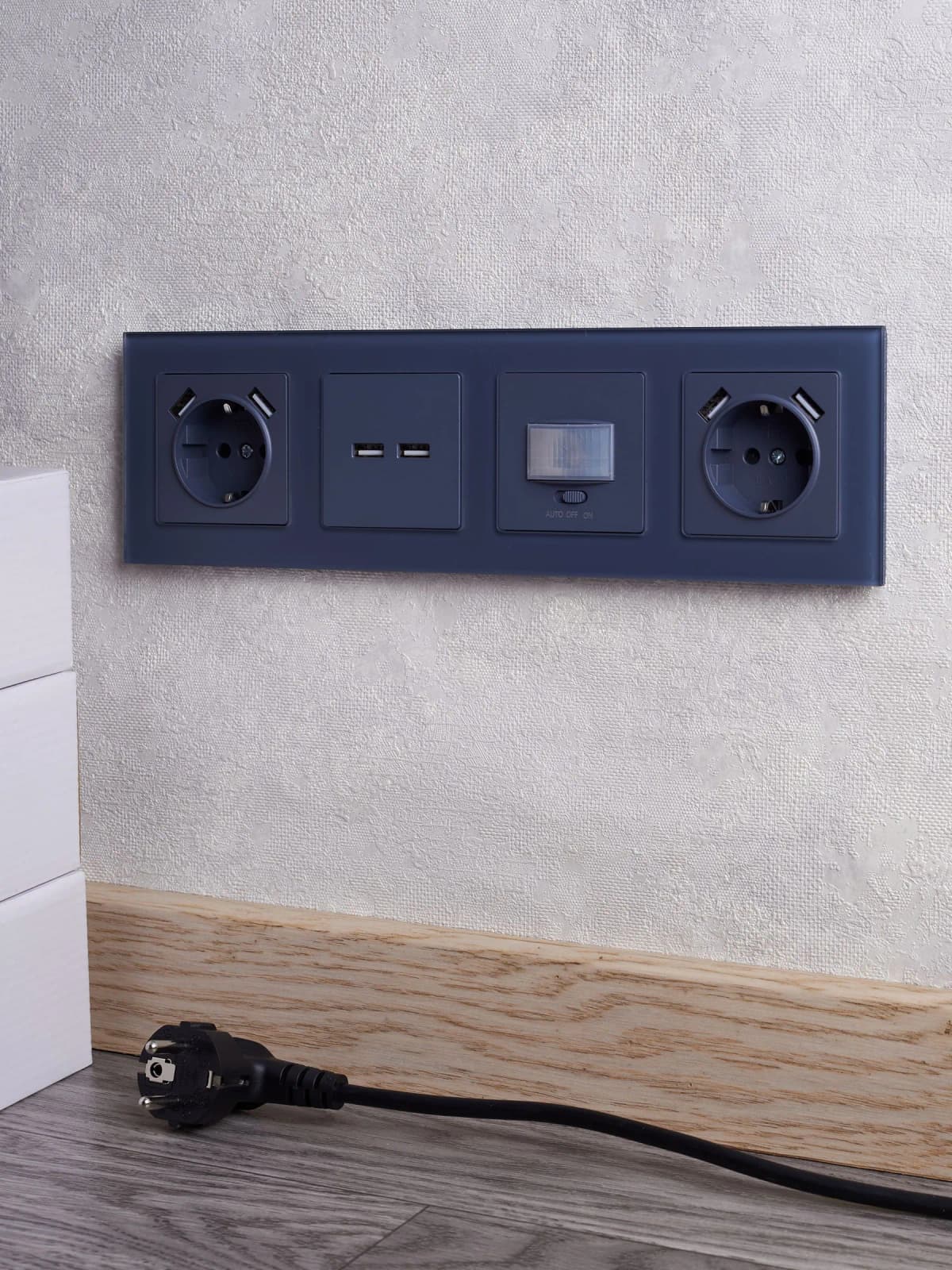 Розетка USB с заземлением и защитными шторками IEK BRITE BR-R14-16-U21-D21-K35 (маренго), фото 3