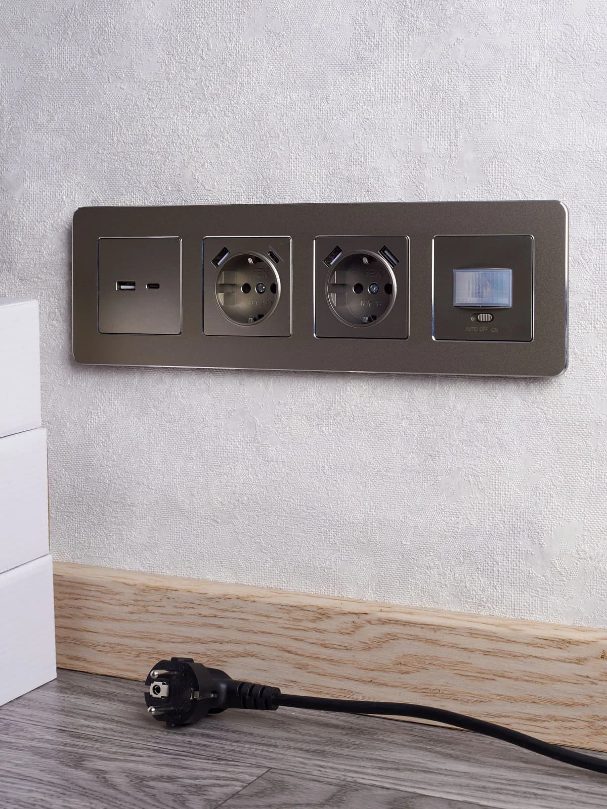 Розетка USB с заземлением и защитными шторками IEK BRITE BR-R14-16-U21-D21-K37 (шампань), фото 2