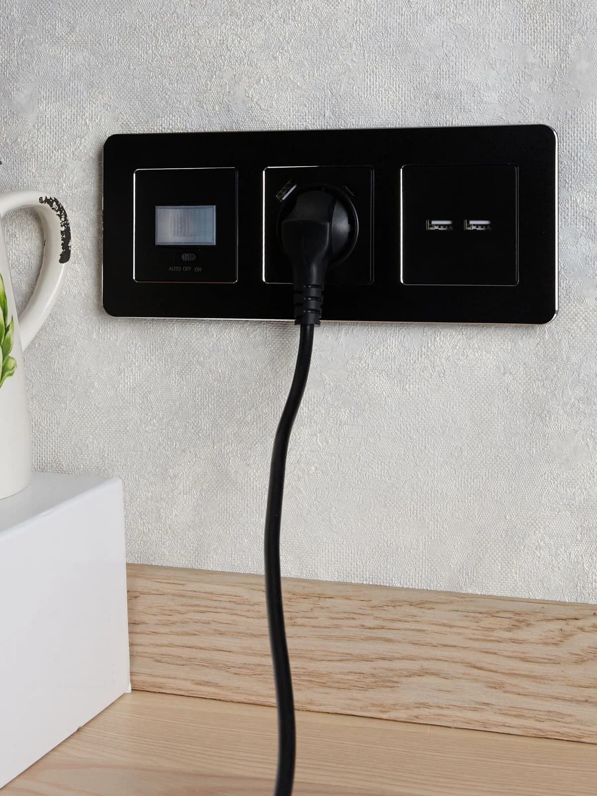 Розетка USB с заземлением и защитными шторками IEK BRITE BR-R14-16-U22-018-K02 (черный), фото 4