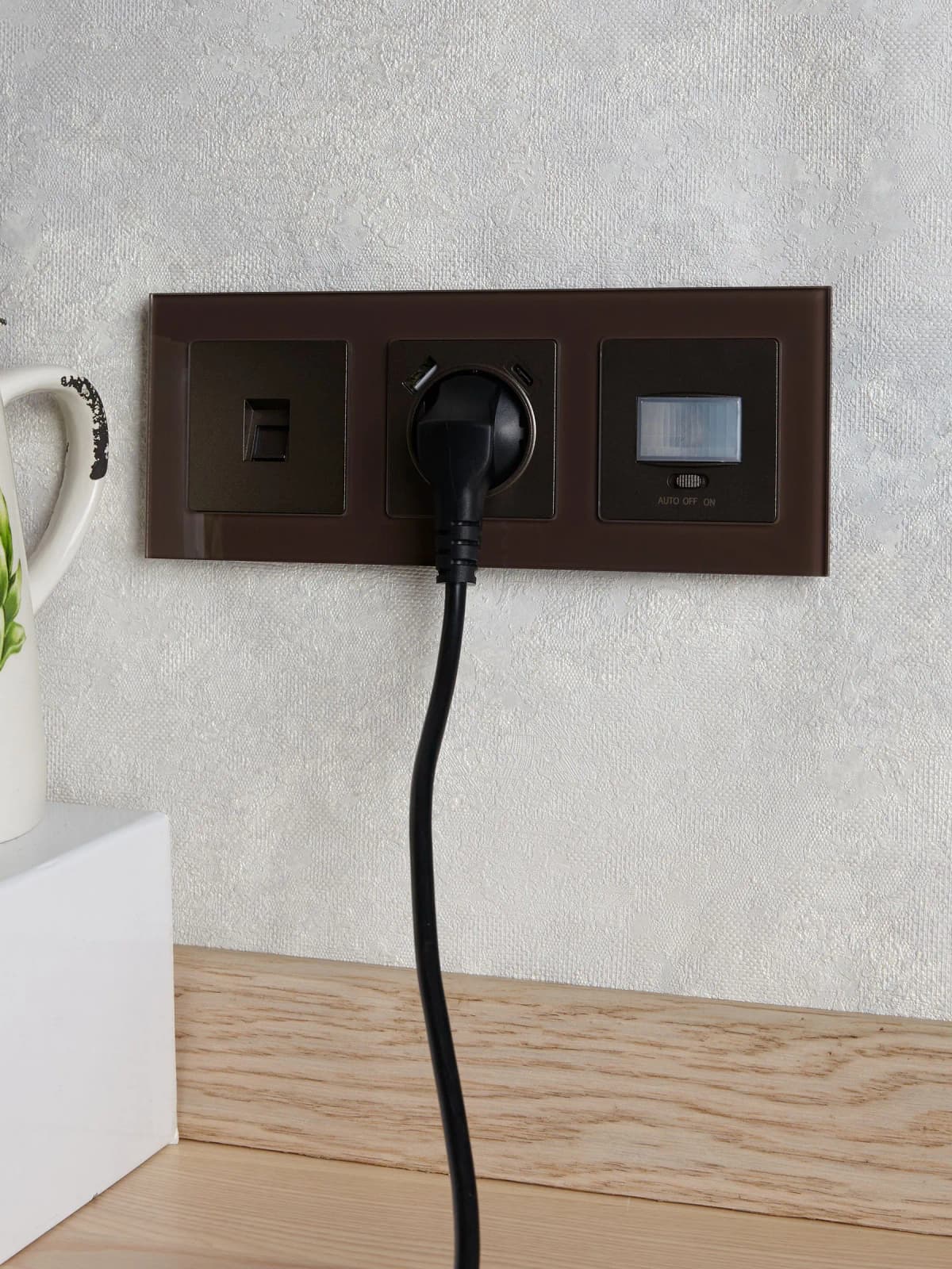 Розетка USB с заземлением и защитными шторками IEK BRITE BR-R14-16-U22-018-K45 (бронза), фото 2
