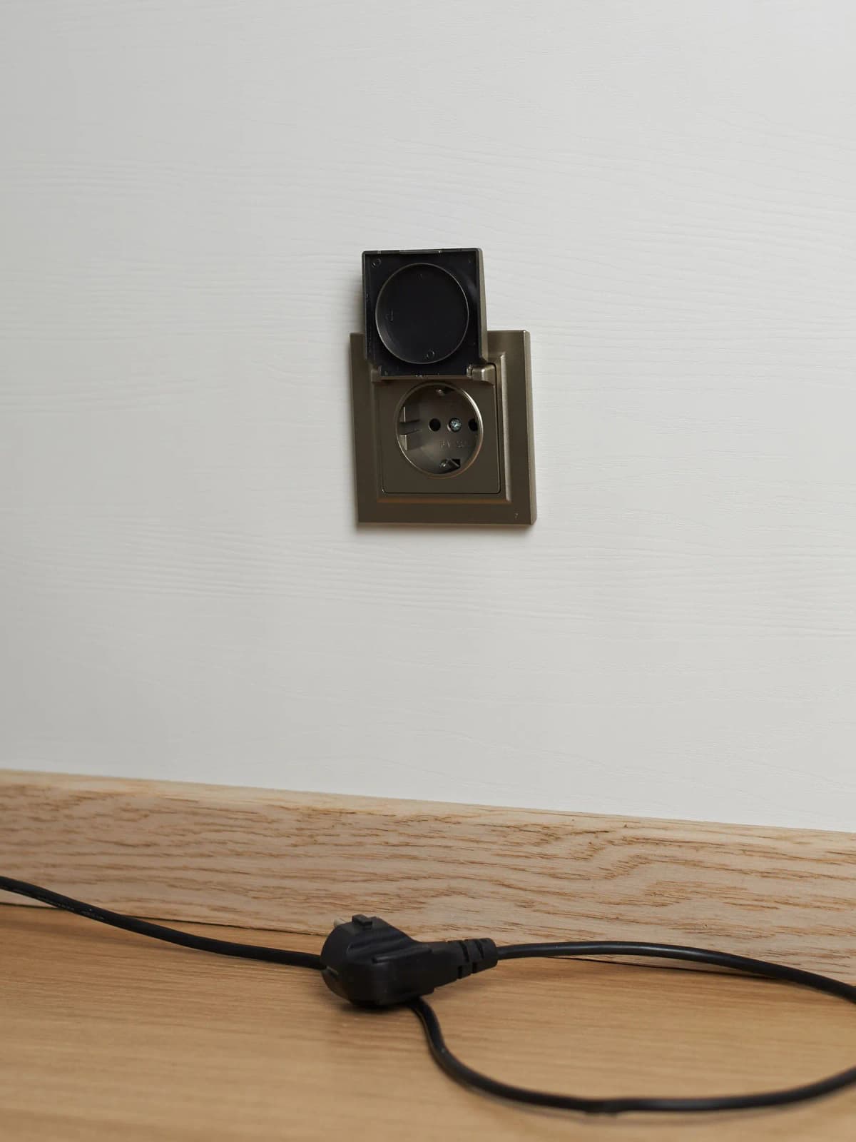 Розетка с заземлением, защитными шторками и крышкой IEK BRITE BR-R16-16-44-K37 (шампань), фото 3