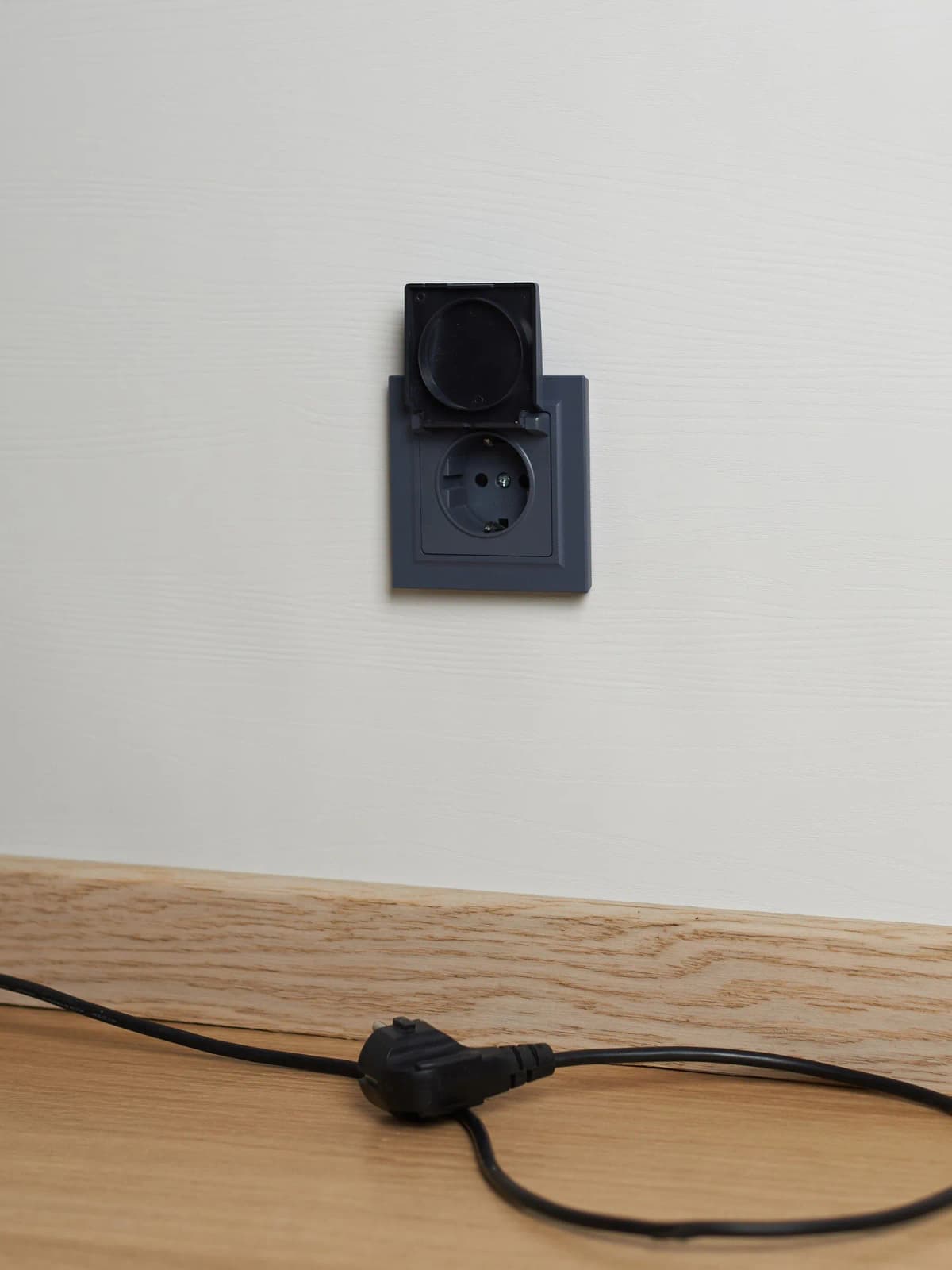 Розетка с заземлением, защитными шторками и крышкой IEK BRITE BR-R16-16-K35 (маренго), фото 4