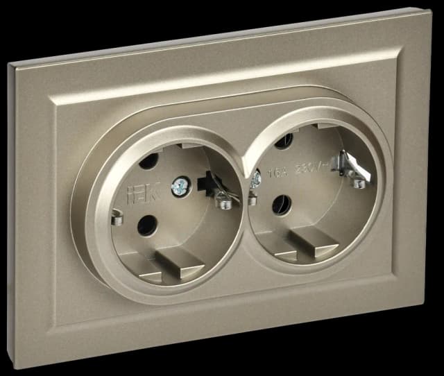 Розетка двойная с заземлением и рамкой IEK BRITE BR-R21-16-K37-F (шампань)