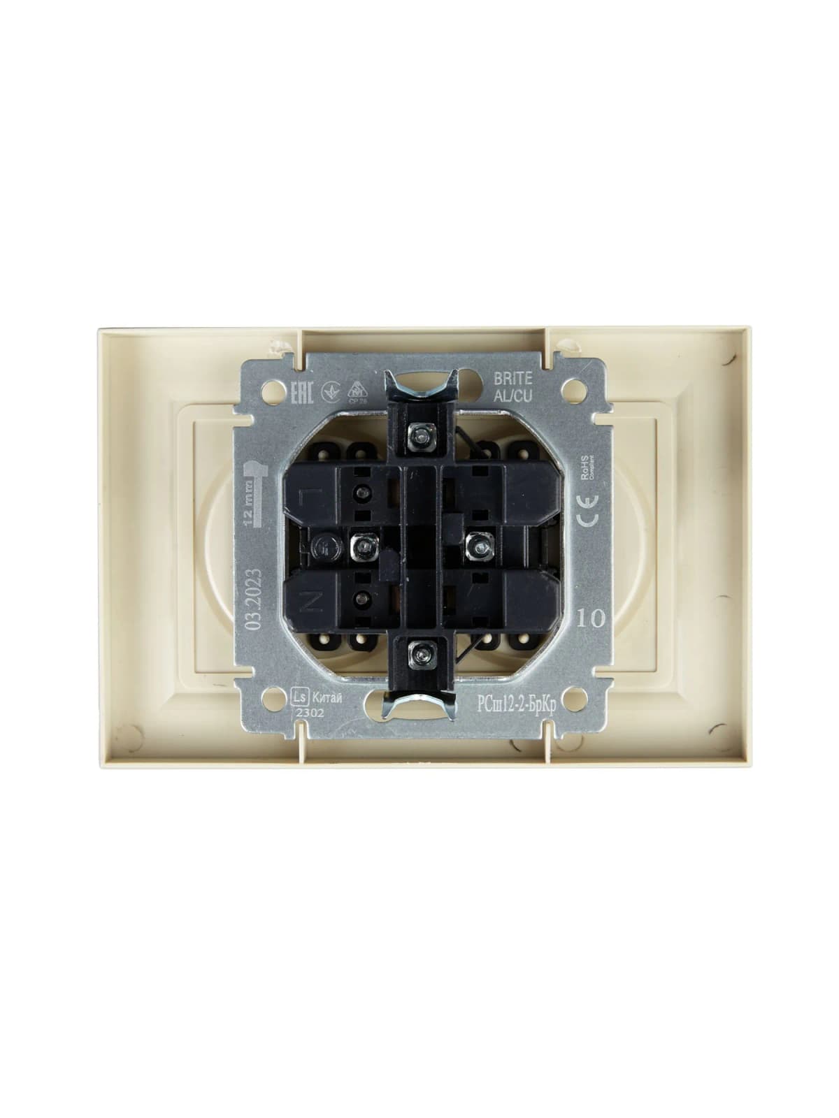 Розетка двойная без заземления с защитными шторками и рамкой IEK BRITE BR-R23-10-K10-F (бежевый), фото 3