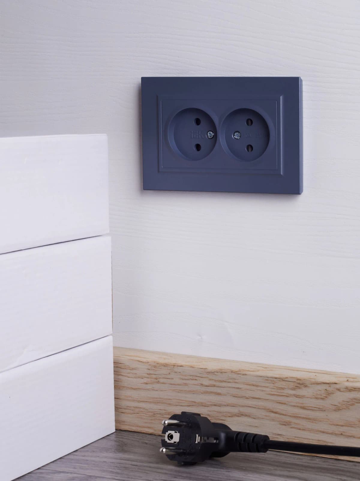 Розетка двойная без заземления с защитными шторками и рамкой IEK BRITE BR-R23-10-K35-F (маренго), фото 4