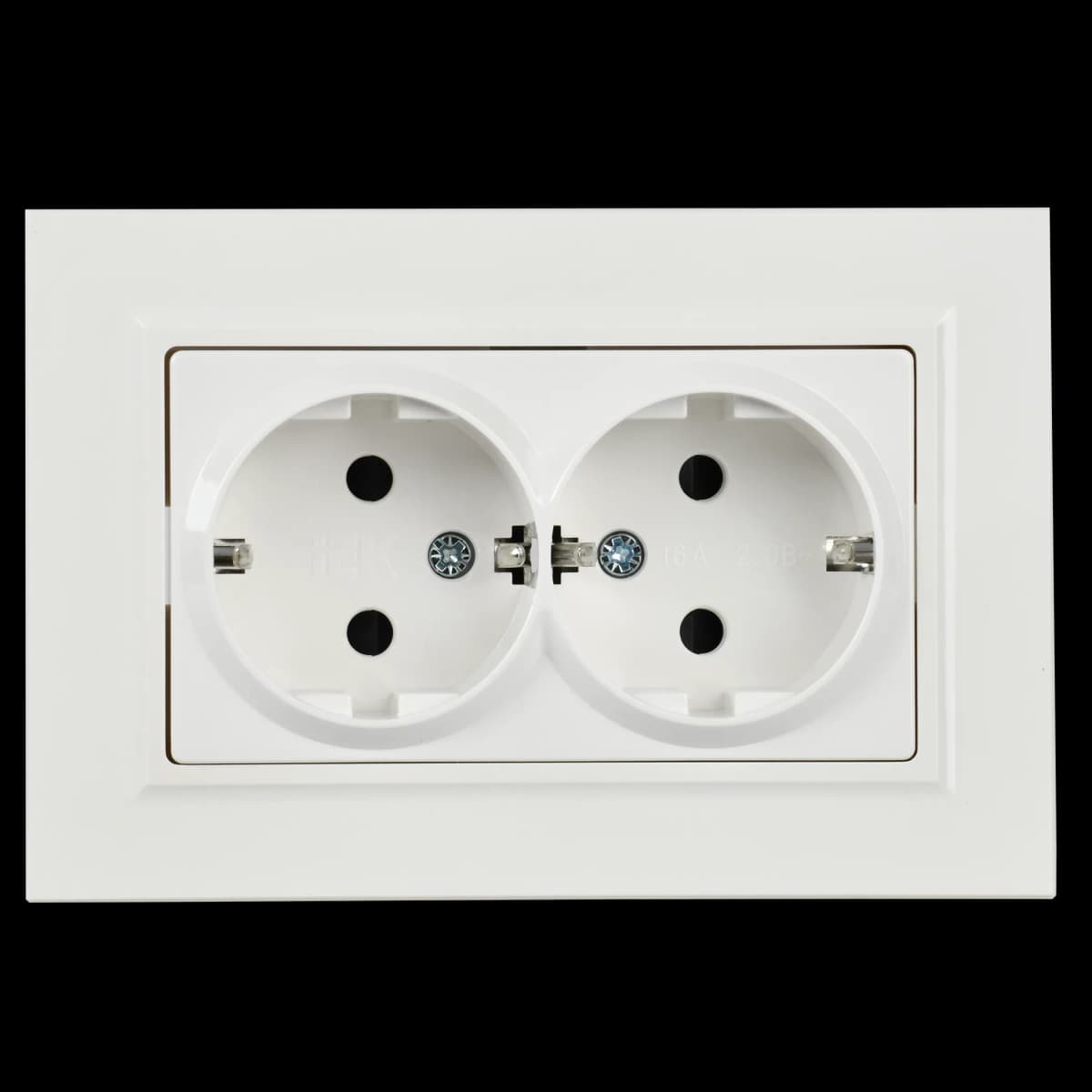 Розетка двойная с заземлением, защитными шторками и рамкой IEK BRITE BR-R24-16-K01-F (белый), фото 3