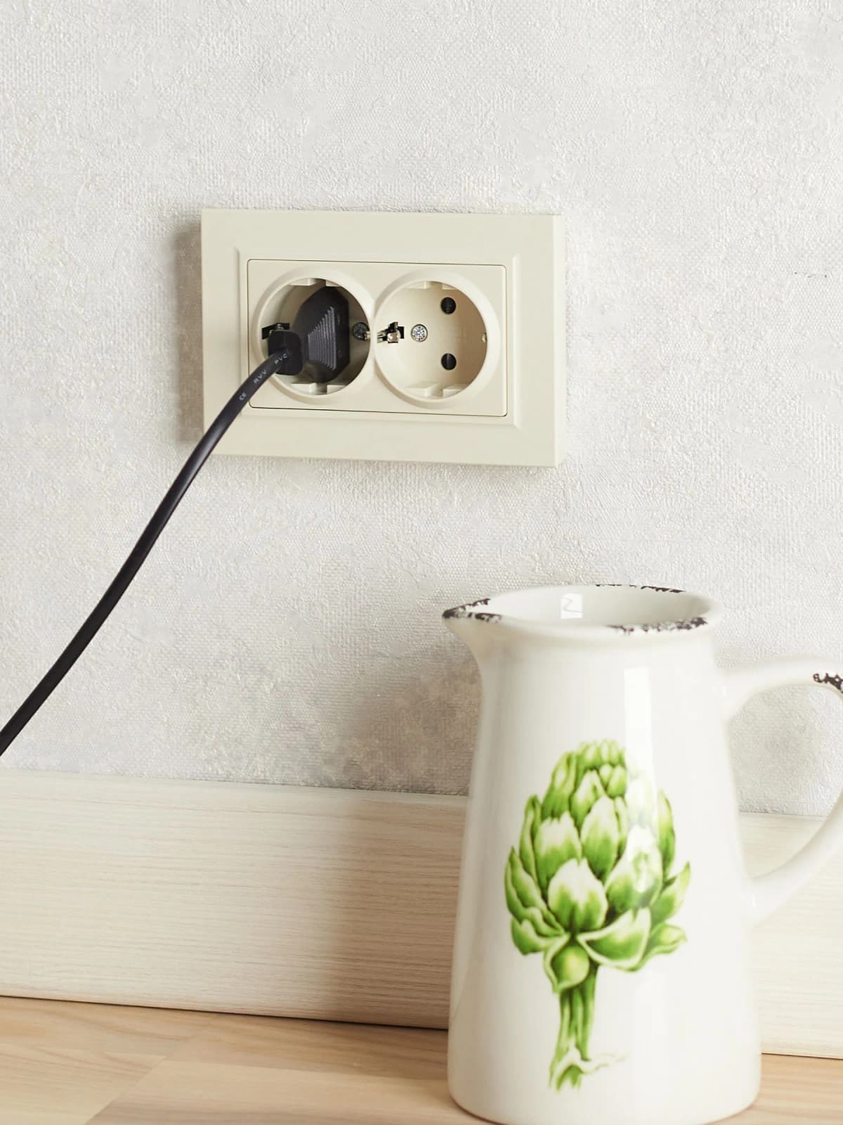 Розетка двойная с заземлением, защитными шторками и рамкой IEK BRITE BR-R24-16-K10-F (бежевый), фото 2