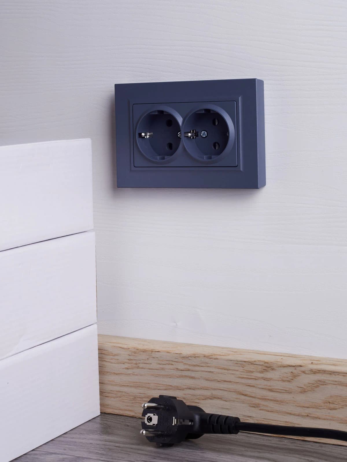 Розетка двойная с заземлением, защитными шторками и рамкой IEK BRITE BR-R24-16-K35-F (маренго), фото 3