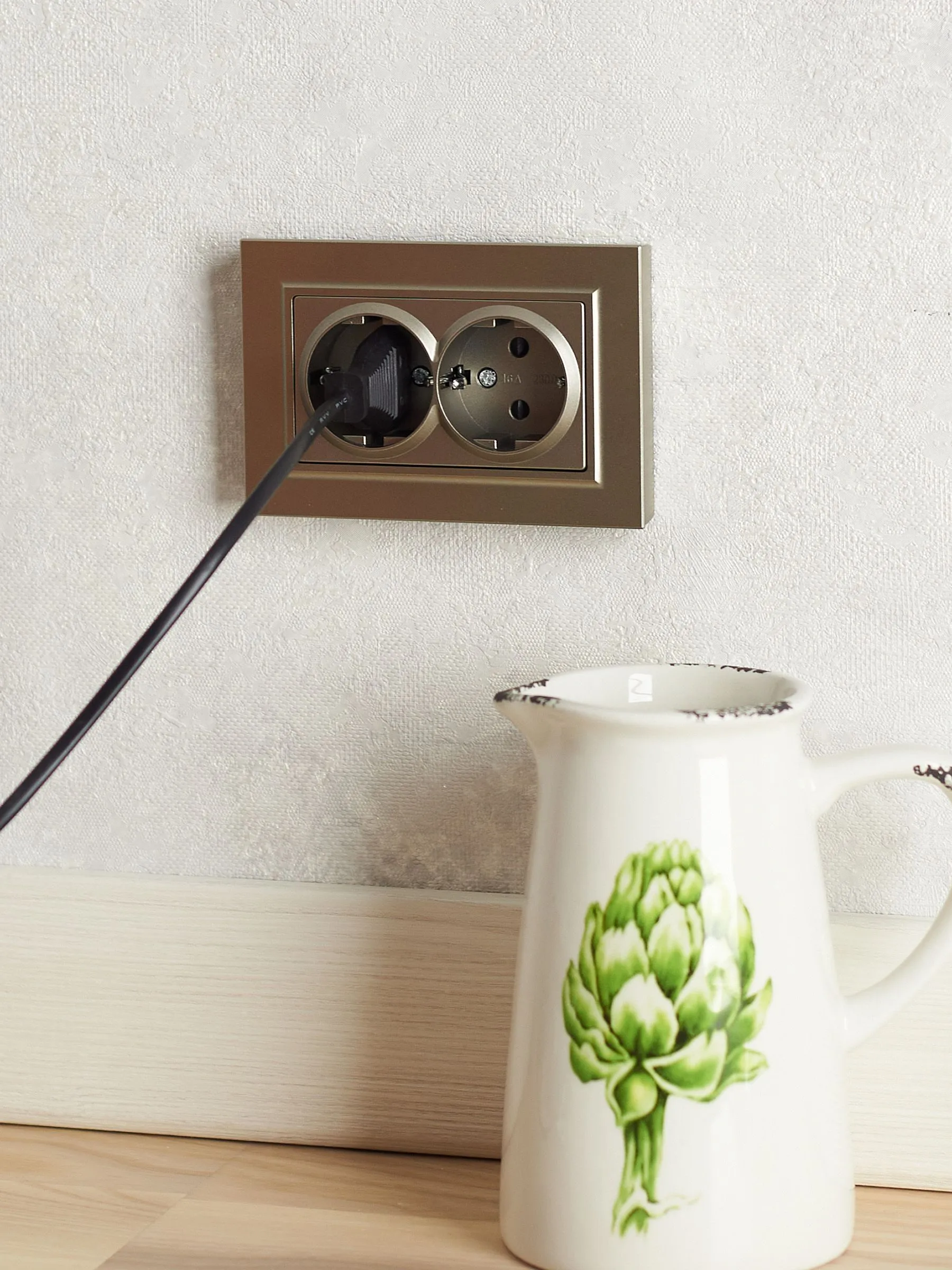 Розетка двойная с заземлением, защитными шторками и рамкой IEK BRITE BR-R24-16-K37-F (шампань), фото 3