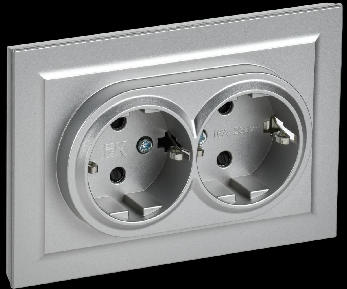 Розетка двойная с заземлением, защитными шторками и рамкой IEK BRITE BR-R24-16-K47-F (алюминий)