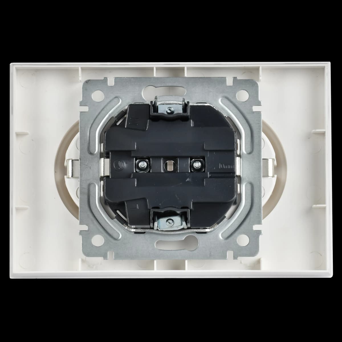 Розетка двойная без заземления с защитными шторками и рамкой IEK BRITE BR-R24-16-K91-F (белый арктический), фото 3
