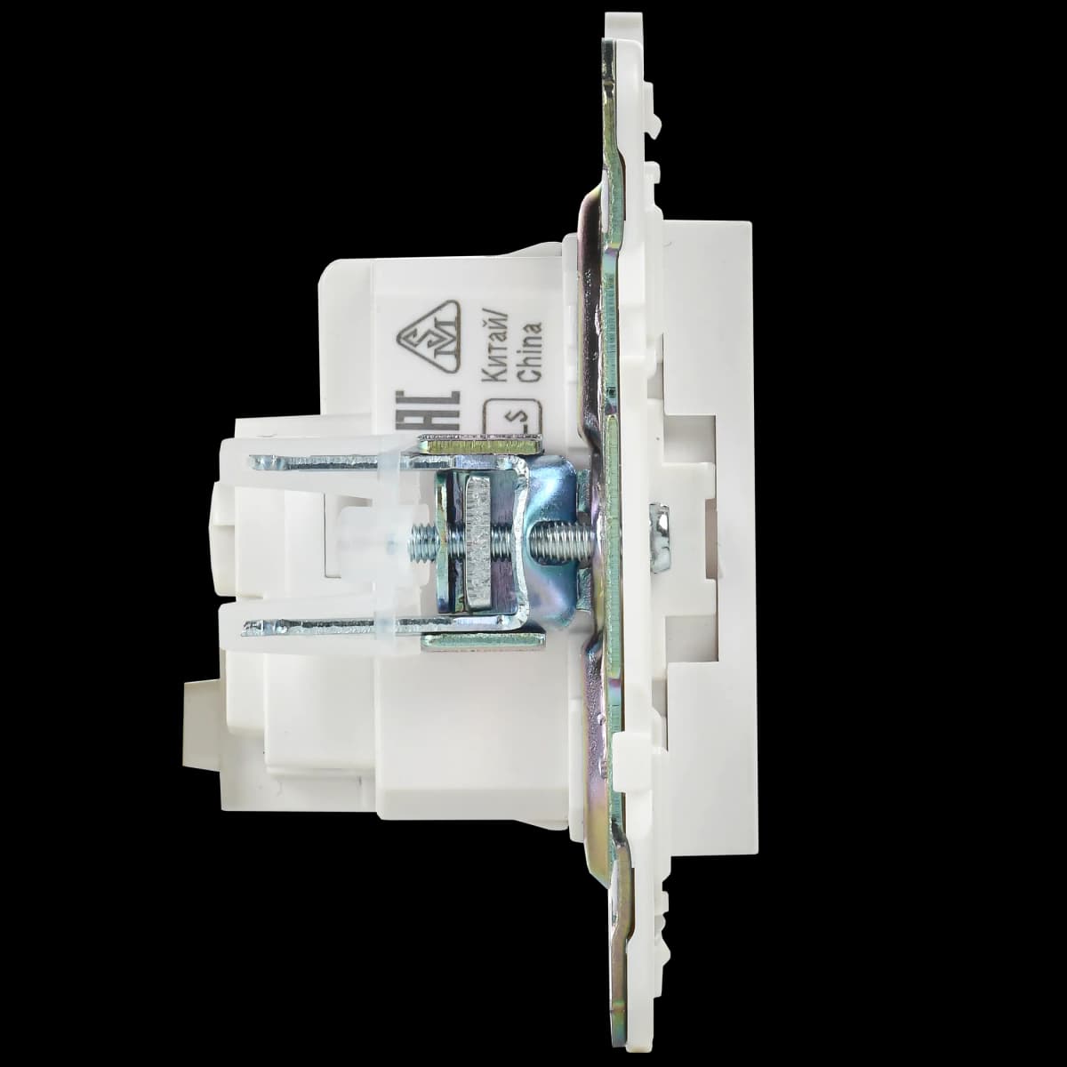 Розетка с заземлением и защитными шторками IEK SKANDY SK-R14-16-1-K01 (белый арктический), фото 4