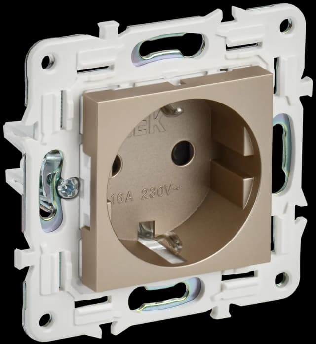 Розетка с заземлением и защитными шторками IEK SKANDY SK-R14-16-1-K37 (шампань)