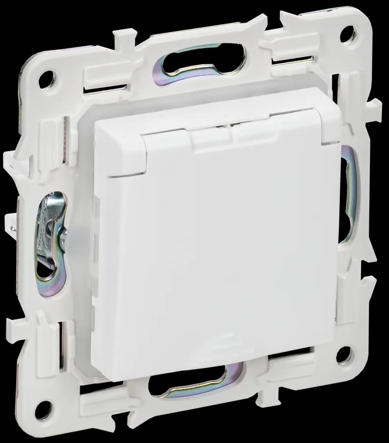 Розетка с заземлением, защитными шторками и крышкой IEK SKANDY SK-R16-16-44-K01 (белый арктический)