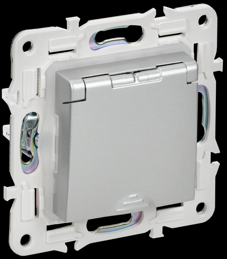Розетка с заземлением, защитными шторками и крышкой IEK SKANDY SK-R16-16-44-K23 (серебряный)