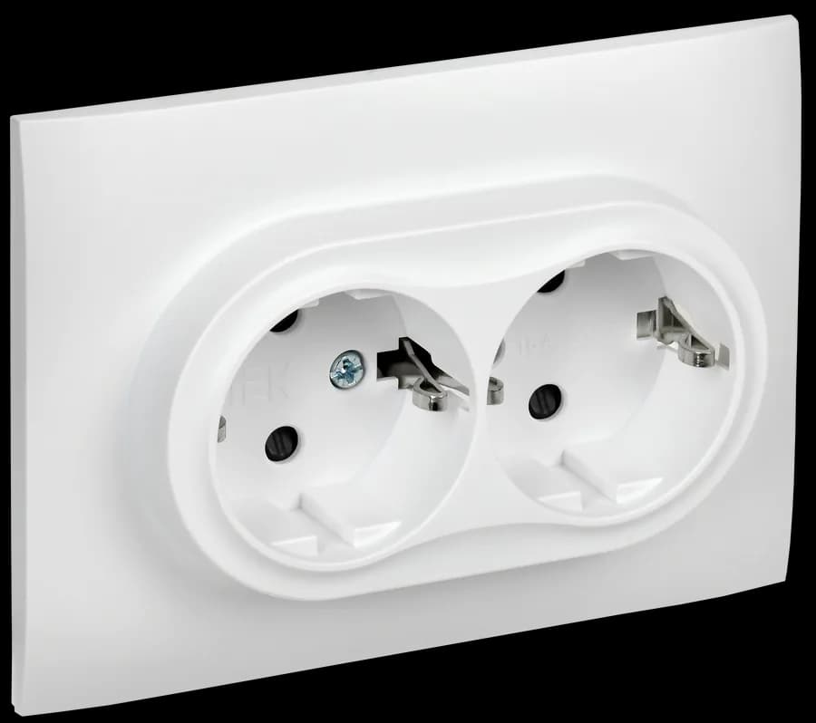 Розетка двойная с заземлением, защитными шторками и рамкой IEK SKANDY SK-R24-16-K01-F (белый арктический)