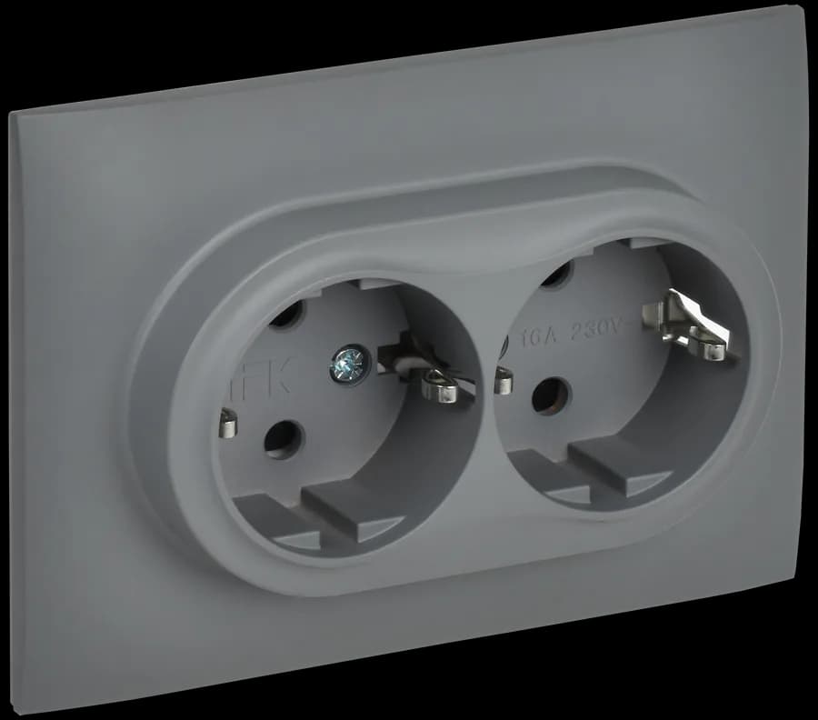 Розетка двойная с заземлением, защитными шторками и рамкой IEK SKANDY SK-R24-16-K03-F (серый)