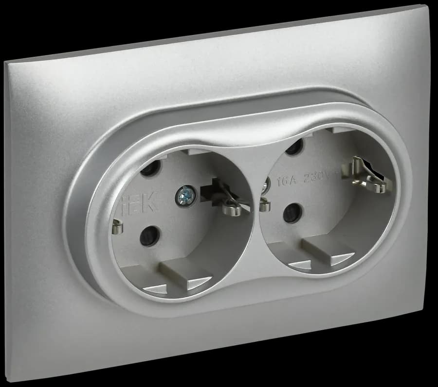 Розетка двойная с заземлением, защитными шторками и рамкой IEK SKANDY SK-R24-16-K23-F (серебряный)