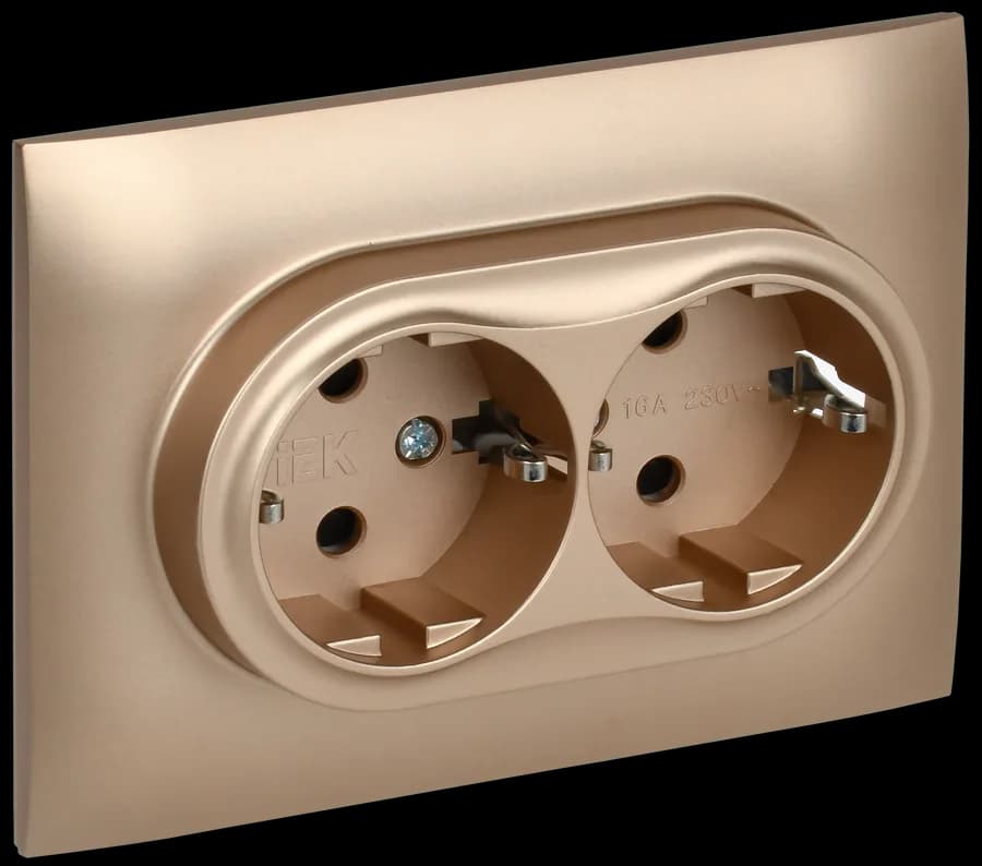 Розетка двойная с заземлением, защитными шторками и рамкой IEK SKANDY SK-R24-16-K98-F (песочный)