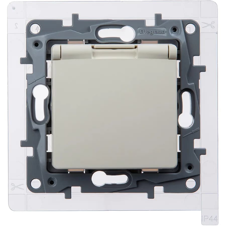 Розетка с заземлением со шторками с крышкой влагозащищённая IP44 Legrand Etika 672326 (слоновая кость)