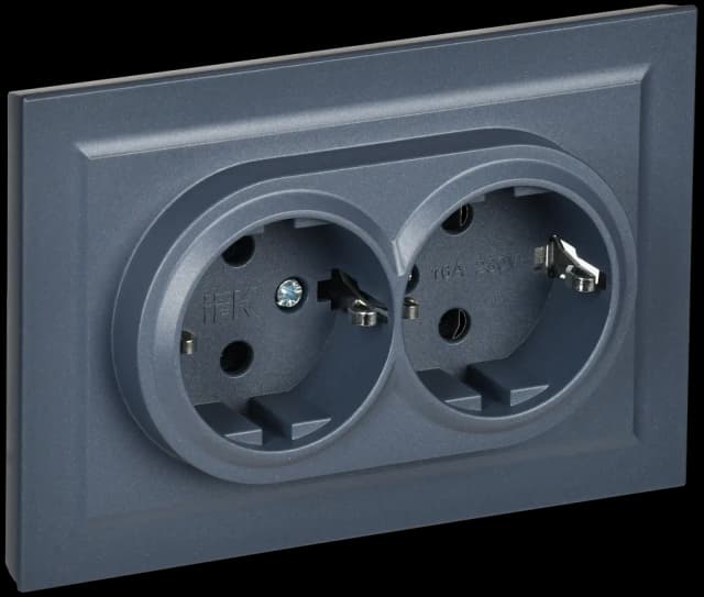 Розетка двойная с заземлением и рамкой IEK BRITE BR-R21-16-K35-F (маренго)