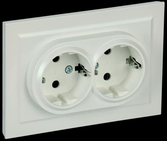 Розетка двойная с заземлением, защитными шторками и рамкой IEK BRITE BR-R24-16-K36-F (жемчужный)
