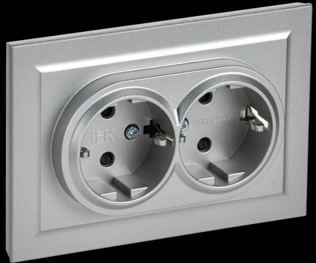 Розетка двойная с заземлением, защитными шторками и рамкой IEK BRITE BR-R24-16-K47-F (алюминий)
