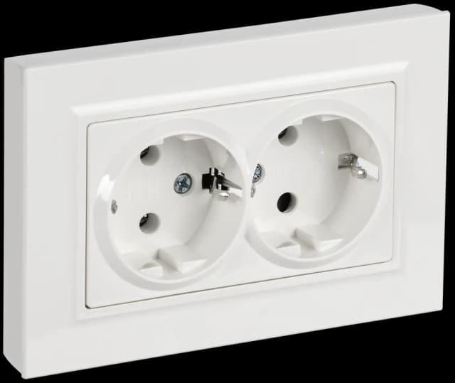 Розетка двойная с заземлением и рамкой IEK BRITE BR-R27-16-K01-F (белый)