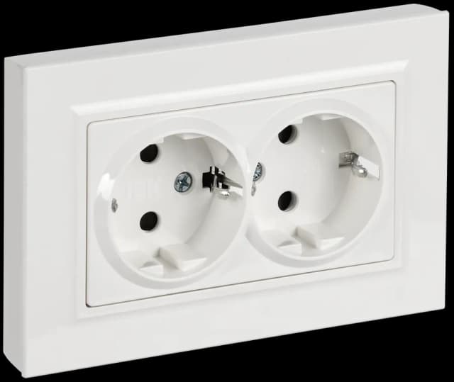 Розетка двойная с заземлением, защитными шторками и рамкой IEK BRITE BR-R28-16-K01-F-PRO (белый)