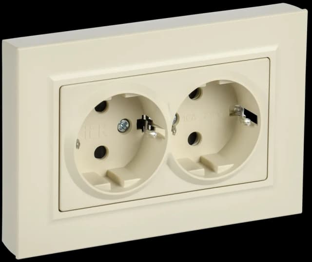 Розетка двойная с заземлением, защитными шторками и рамкой IEK BRITE BR-R28-16-K10-F (бежевый)