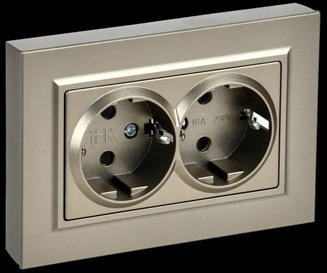 Розетка двойная с заземлением, защитными шторками и рамкой IEK BRITE BR-R28-16-K37-F (шампань)