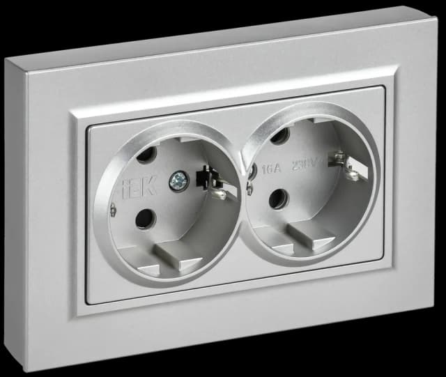Розетка двойная с заземлением, защитными шторками и рамкой IEK BRITE BR-R28-16-K47-F (алюминий)