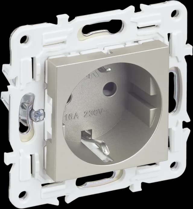 Розетка с заземлением и защитными шторками IEK SKANDY SK-R14-16-K37 (шампань)