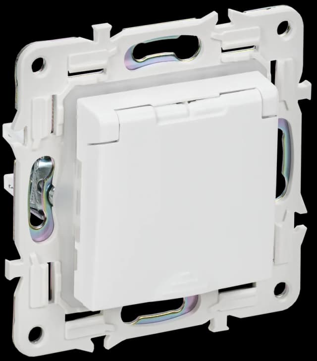Розетка с заземлением, защитными шторками и крышкой IEK SKANDY SK-R16-16-44-K01 (белый арктический)