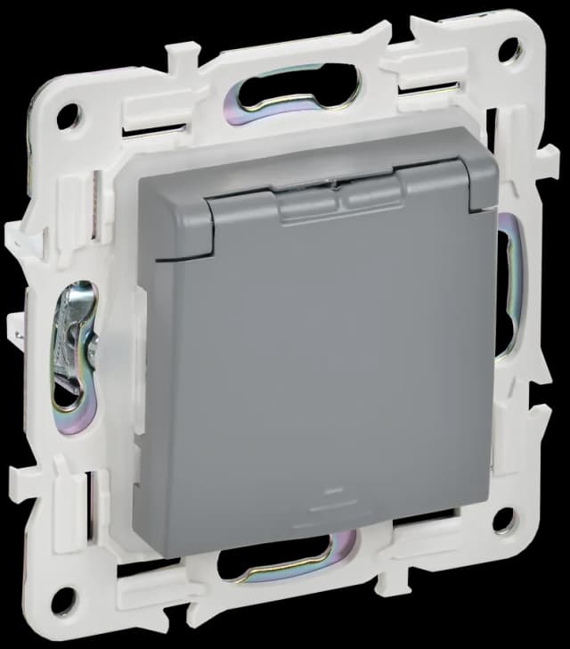 Розетка с заземлением, защитными шторками и крышкой IEK SKANDY SK-R16-16-44-K03 (серый)
