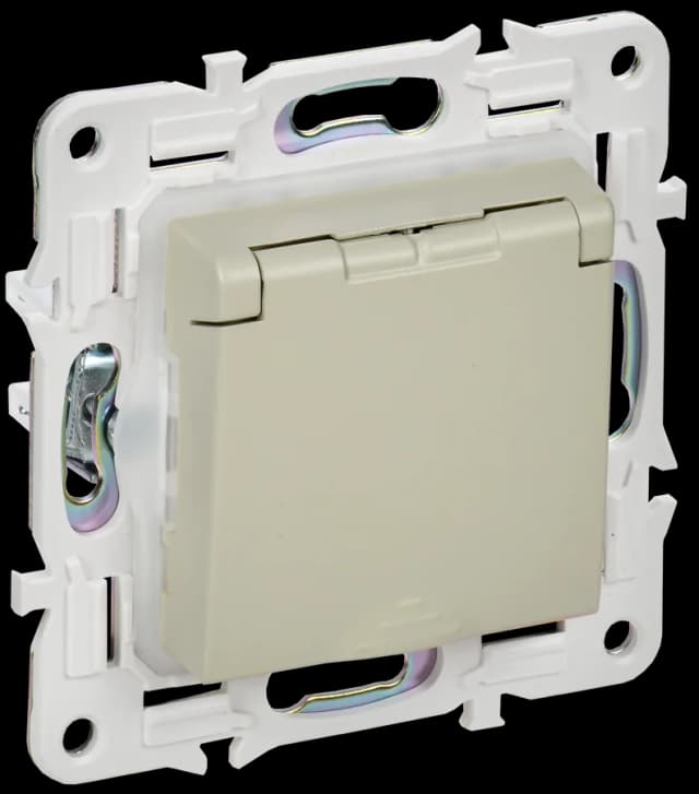 Розетка с заземлением, защитными шторками и крышкой IEK SKANDY SK-R16-16-44-K10 (бежевый)