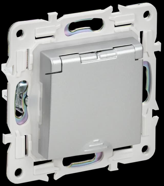 Розетка с заземлением, защитными шторками и крышкой IEK SKANDY SK-R16-16-44-K23 (серебряный)