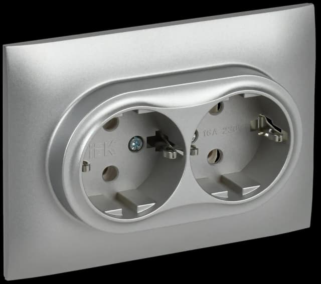 Розетка двойная с заземлением и рамкой IEK SKANDY SK-R21-16-K23-F (серебряный)