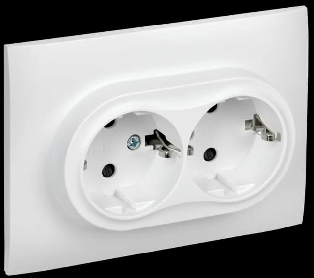 Розетка двойная с заземлением, защитными шторками и рамкой IEK SKANDY SK-R24-16-K01-F (белый арктический)