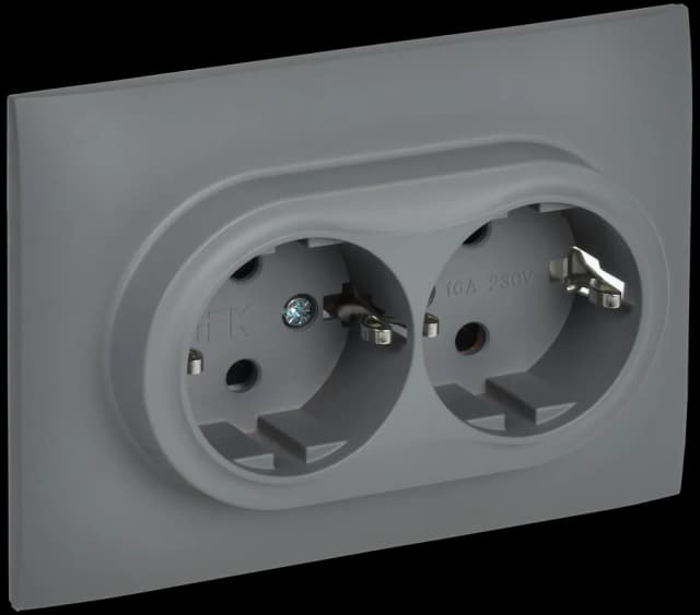 Розетка двойная с заземлением, защитными шторками и рамкой IEK SKANDY SK-R24-16-K03-F (серый)