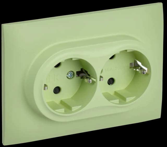 Розетка двойная с заземлением, защитными шторками и рамкой IEK SKANDY SK-R24-16-K06-F (мятный)