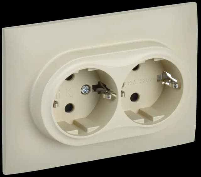 Розетка двойная с заземлением, защитными шторками и рамкой IEK SKANDY SK-R24-16-K10-F (бежевый)