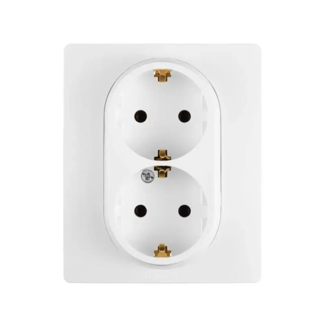 Розетка двойная с заземлением Legrand Etika 672272 (белый)